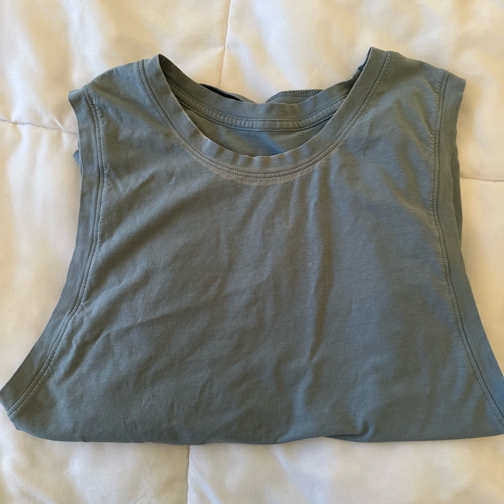 Vuori womens athletic top